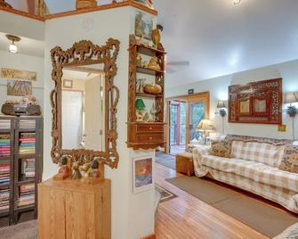 Secluded Placerville Cabin w/ Deck: Walk to River! - Fair Play - Sala de estar