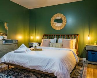 Country Gardens- spacious yard 5 minutes from downtown! - Enterprise - Bedroom