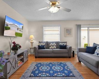 Sunnypeace Retreat - The Villages - Living room