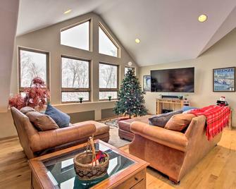 Spacious and Secluded Home by Pokegama Lake! - Grand Rapids - Living room