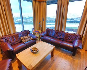 Hrimland Mountain Cottage with a great view over Akureyri and Eyjafjordur - Akureyri - Living room