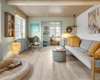 2 Bedroom Pet Friendly Home In Svaneke - Svaneke - Living room