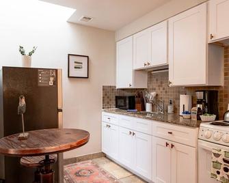 The Retro Nest - Heart of Campus - Ann Arbor - Kitchen