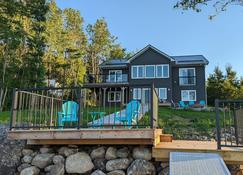Beautiful Lakefront Home with 5 Bed\/3 Baths, WiFi, tons of amenities! - Mahone Bay - Building