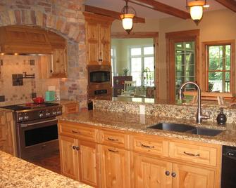 Great For Large Groups! Secluded Fall retreat in the Woods! - Spicer - Cocina