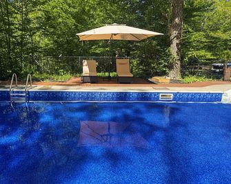 Delightful 4-bedroom Plus House in East Chatham with Pool, Sauna and AC - East Chatham - Pool