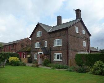 Birtles Farm Bed And Breakfast - Altrincham - Building