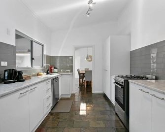 Christies Garden - A Beachside Entertainer's Gem - 포트노아룽가 - 주방