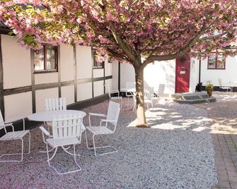 Landet Bed And Breakfast - Tomelilla - Patio