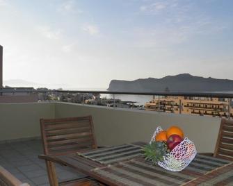 Spacious apartment with a fabulous view from the balcony - Kato Stalos - Balcon