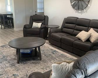 Remodeled country retreat on the Saline River. Pet Friendly! - Russell - Huiskamer