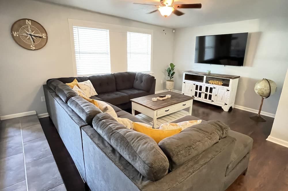 The Original Rustic- Spacious 3 bedroom with large back patio- Family friendly - San Antonio - Vardagsrum