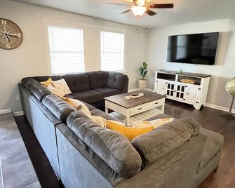 The Original Rustic- Spacious 3 bedroom with large back patio- Family friendly - San Antonio - Sala de estar