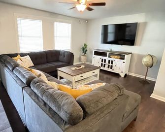 The Original Rustic- Spacious 3 bedroom with large back patio- Family friendly - San Antonio - Vardagsrum