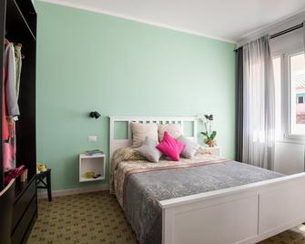 Altré Guest House - Olbia - Bedroom