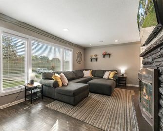 Brew City Game Room Fenced Yard Sleeps 13 - Milwaukee - Living room