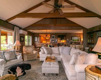 Hinesight at Hound Ears - Valle Crucis - Living room