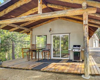 Woodsy Cabin Retreat about 4 Mi to Crescent Lake! - Crescent - Patio