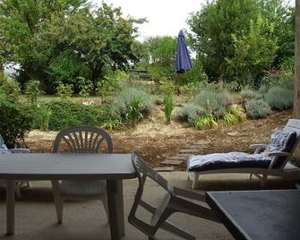 spacious cottage in the countryside - Gontaud-de-Nogaret - Patio