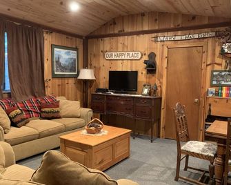 The Little Cabin in the Pines! - Pollock Pines - Living room