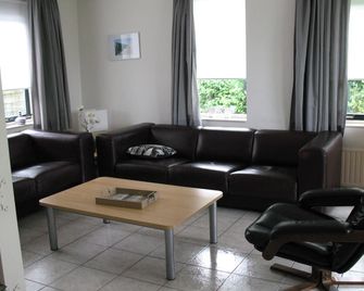 detached bungalow on 450 m2 plot, fenced garden with unobstructed view - Breskens - Wohnzimmer