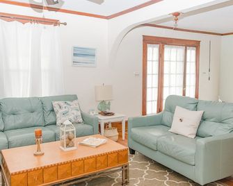 Sisters 3 by the Sea, 400 Feet To The Beach - Cape Charles - Huiskamer