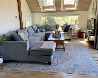 Idyllic Block Island Home - sleeps 8 - Block Island - Living room