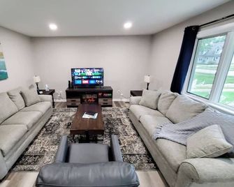The Eagles Nest | King Bed | 5 Bds 2 Bath | Patio - Mentor - Obývací pokoj