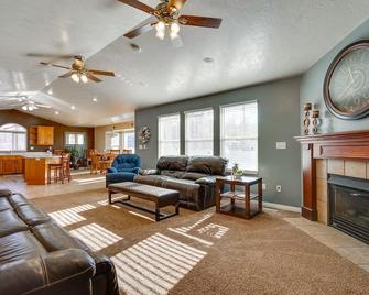 North Salt Lake Vacation Rental 7 Mi to Downtown - North Salt Lake - Living room
