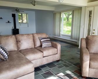 Four Bedroom 2.5 Bath House on Lake Champlain - Plattsburgh - Living room