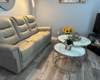 Centrally located in Shelbyville, just 1/4 mile from the Horse Show Grounds. - Shelbyville - Wohnzimmer