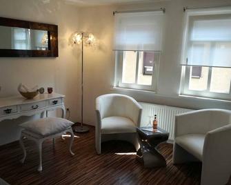 Beautiful double room in the historic old town - Oberursel - Wohnzimmer