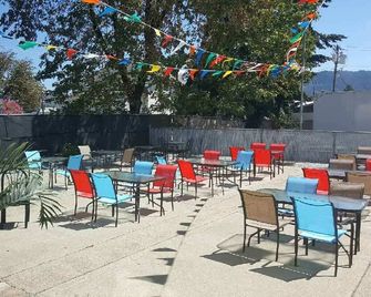 The Green Tree Hotel - Myrtle Creek - Patio