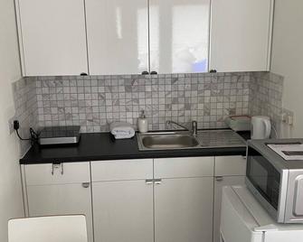 Compact, cosy, contained, self catering getaway in coastal village of Rosses Pt - Rosses Point - Kitchen