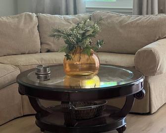 Modern, renovated, 2 bedroom duplex. Great location. Close to hospitals. - Modesto - Living room