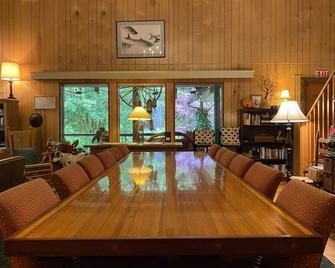 Lady- Rustic & Tranquil Lodge Room at the Manitou Lodge - Forks - Dining room