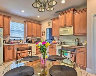 Cozy Family Home With Private Yard 30 Mi To Beaches! 4 Bedroom Home by RedAwning - Deltona - Kitchen