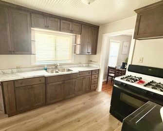 Charming 2-bedroom cottage in Craig--Walk to Shops, Dining & Downtown Activities - Craig - Küche