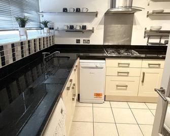 Beautiful 2 bedroom garden flat w/ free parking - Surbiton - Cuisine