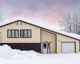 Large family friendly home with 2 kitchens, game room. - Valdez - Building