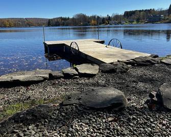 Boats n’ Slopes ~4 season secluded cottage - Union Dale