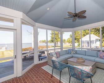 Waterfront Home w/ Stunning Views, Deepwater Dock, Pool, HotTub, Kayaks & More - Cambridge - Huiskamer