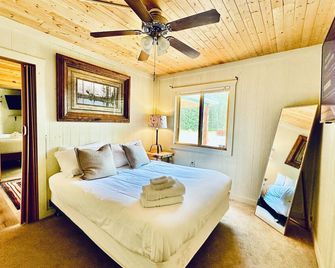 Private Hilltop Cabin with Big Valley Views and ATV trails Access - Washburn - Bedroom