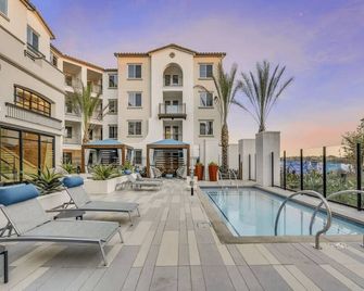 Carmel Valley 1br w spa gym walk to groceries SAN-27 - سان دييغو - حوض السباحة