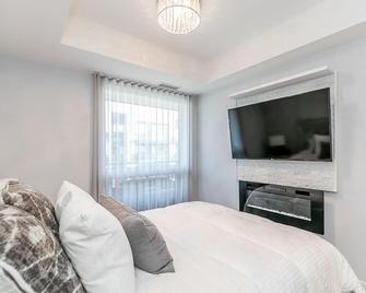 Fire & Ice Spa Getaway w/ Private Sauna - Innisfil - Bedroom