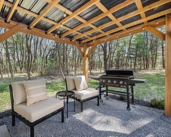 Evermore: Glamping in an Airstream for 2 - Penn Yan - Патіо