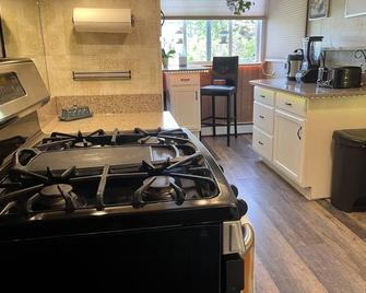 Downtown Gated Hideaway - Anchorage - Kitchen