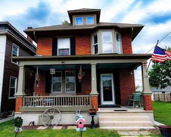 Spacious Home a mile away of York expo center with free parking lot. - York - Edificio