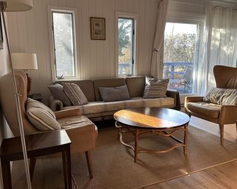 Ditch Plains Beach Cottage- Walk to Beach, Awesome New Bathroom and Deck - Montauk - Living room