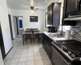 Charming 2 bedrooms apartment w/parking near NYC - Bloomfield - Kitchen